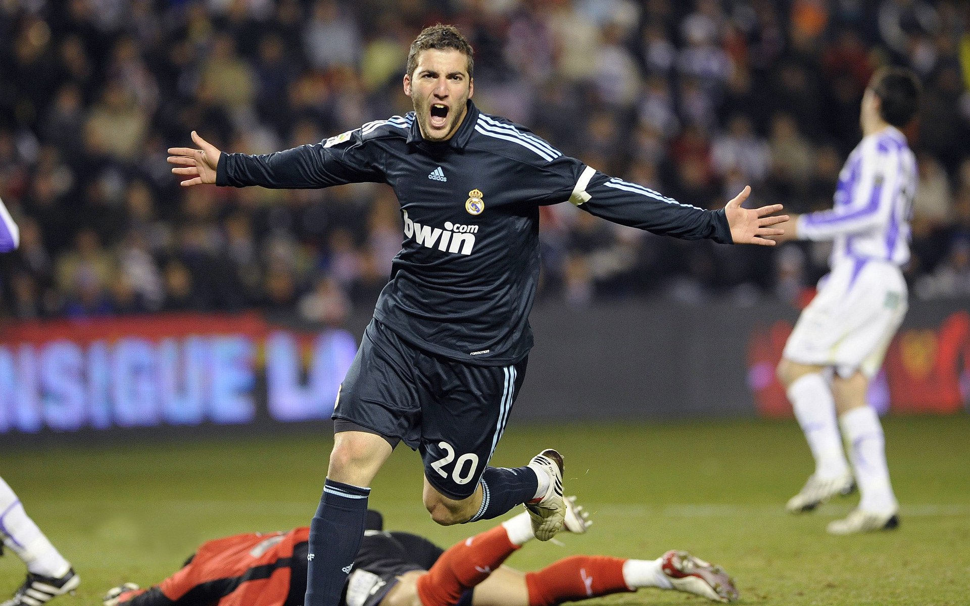 大坂直美重返赛场，比赛规则变更首场状态出色，湖人观众沸腾！观众掌声雷动